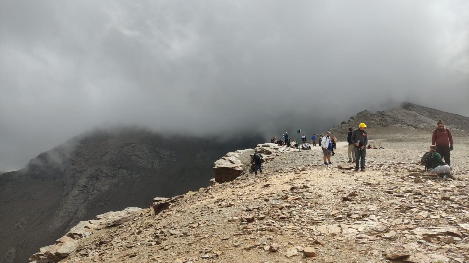 Un total de 66 deportistas de Faisem realizan la cuarta ascensión al pico del Veleta